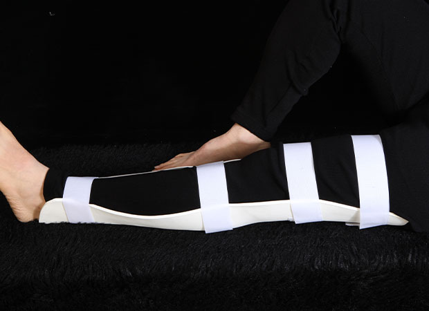 آتل فومی آناتومیک زانو با چسب